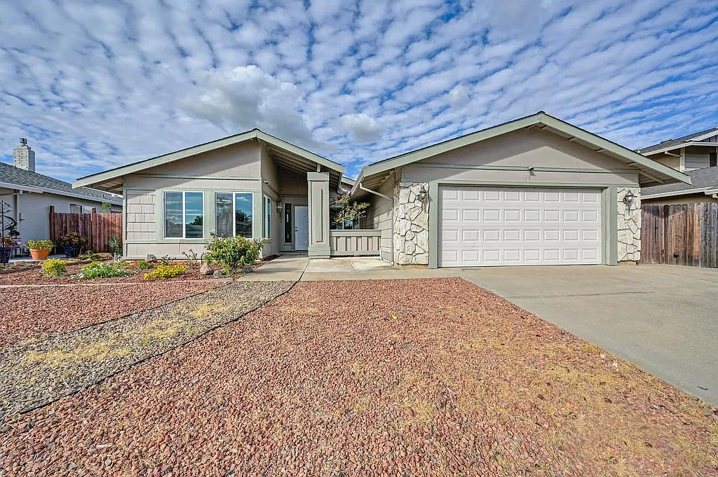 4 bed, 1635 sqft, $2,800 — Photo 1