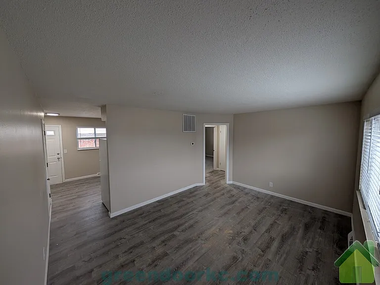 501 S Scott Ave — Photo 2