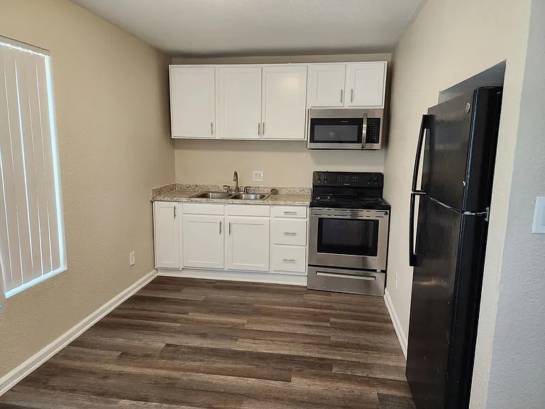 1510 E Pierce St — Photo 3
