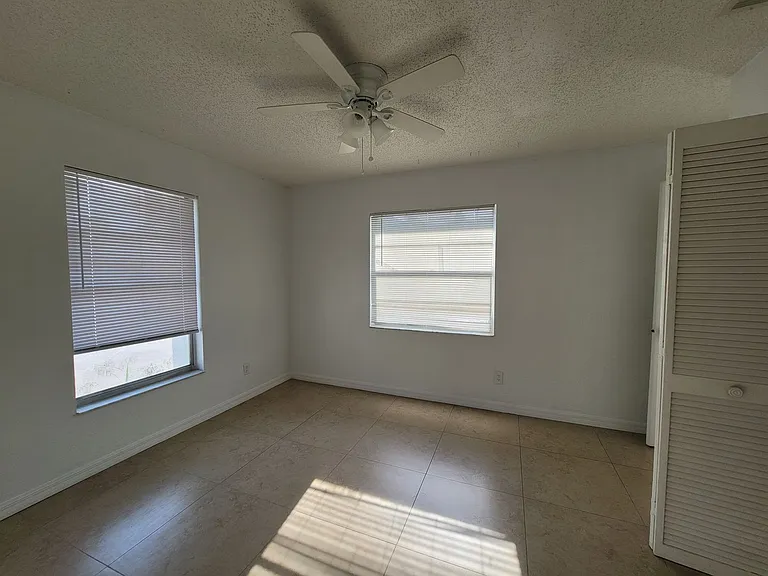 702 SE 47th St #3 — Photo 16