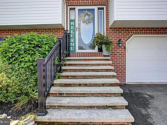 5th image of 10482 Mapleton Rd