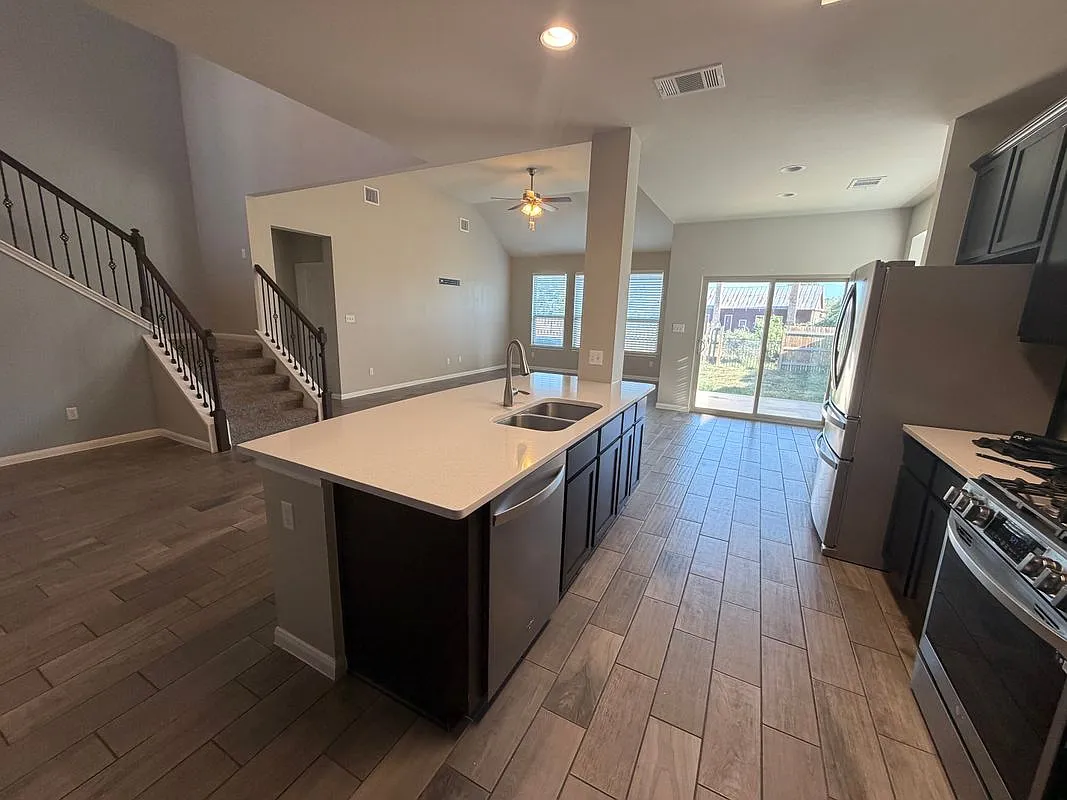 4 bed, 2.5 bath, 2839 sqft, $2,950 — Photo 4