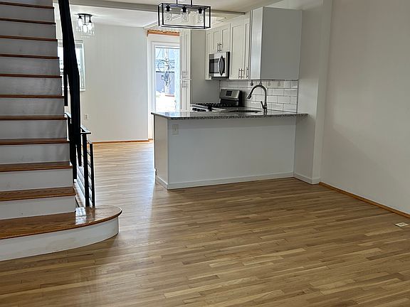 Bright and sunlit living/dining area