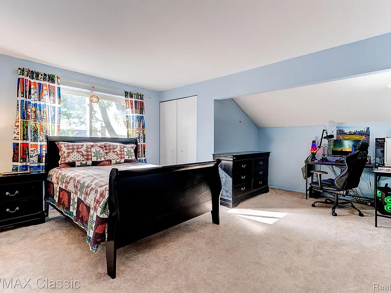 24323 Pinecrest St — Photo 19