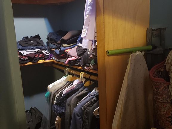 WALK IN CLOSET
