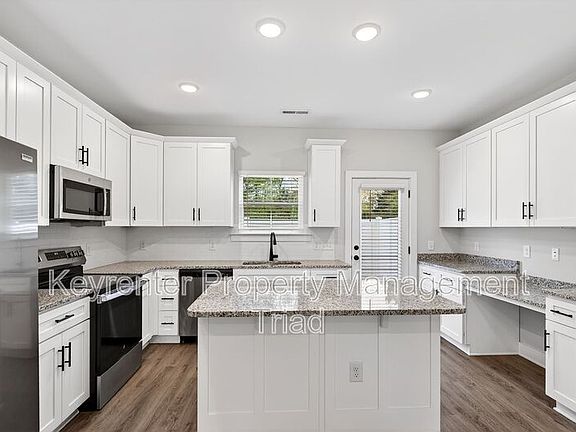 3rd image of 4655 Park Pl