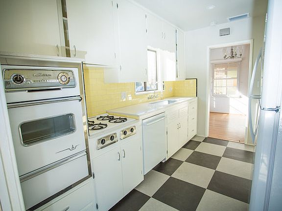 3rd image of 819 E Washington Ave