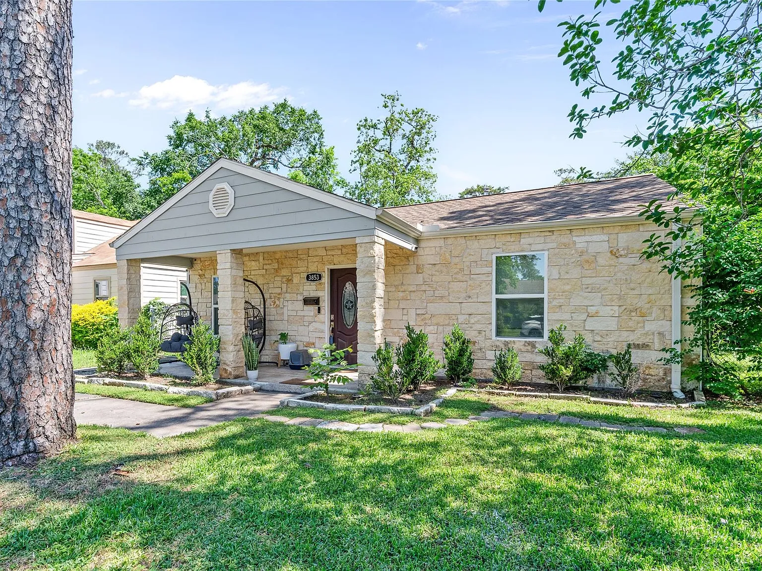 4 bed, 2.0 bath, 1656 sqft, $2,400 — Photo 3