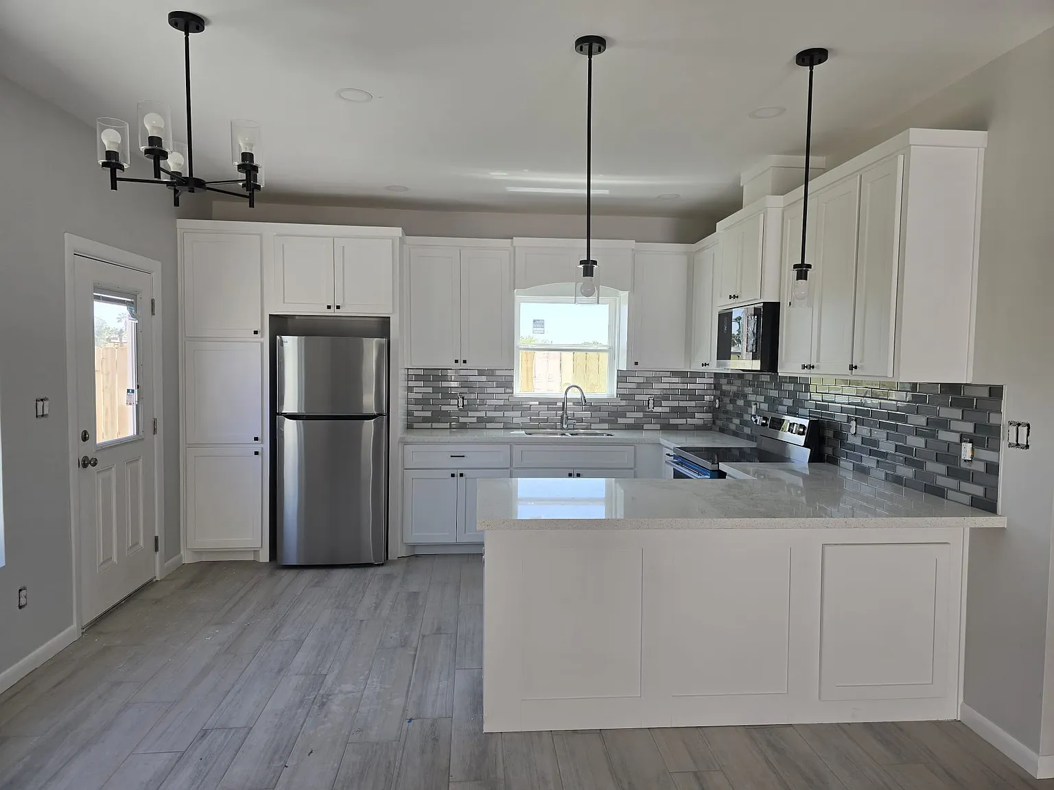 3 bed, 1102 sqft, $1,295 — Photo 3