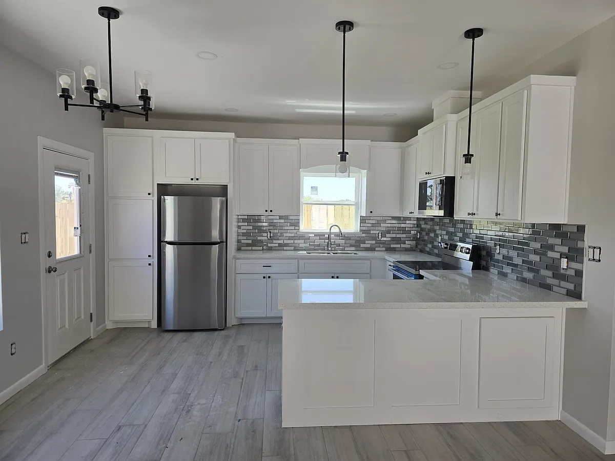 Building Photo - 1204 S Bayou Ave #1