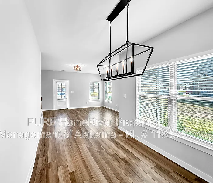 5 bed, 3.0 bath, 2514 sqft, $1,945 — Photo 3