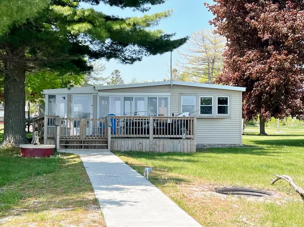 4076 Beacon Hill Dr, Port Hope, MI 48468