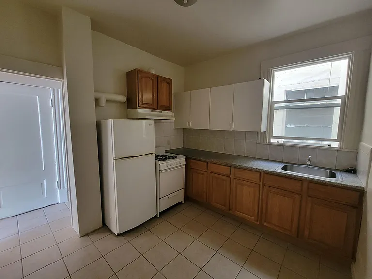 281 14th St — Photo 6