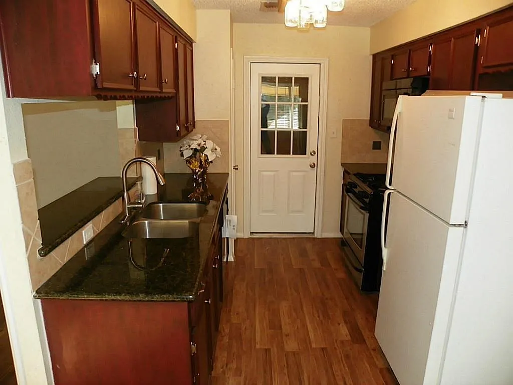 3 bed, 2.0 bath, 1429 sqft, $1,850 — Photo 4