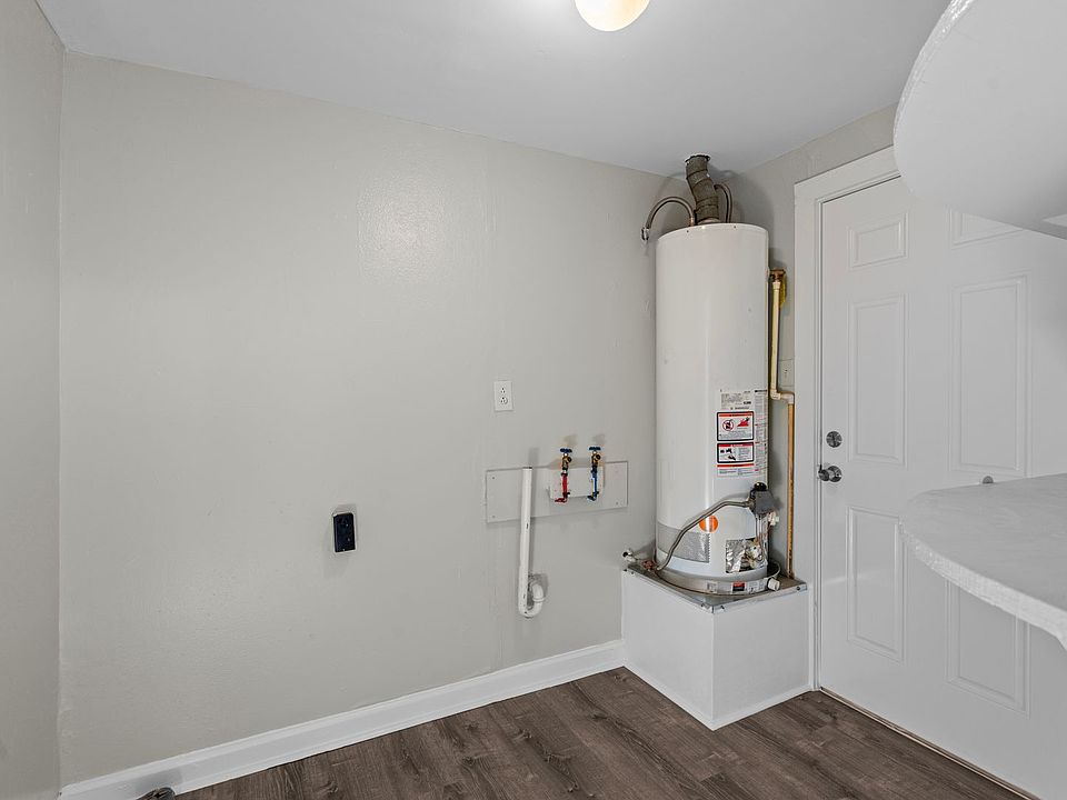 1st image of 915 4th Ave N
