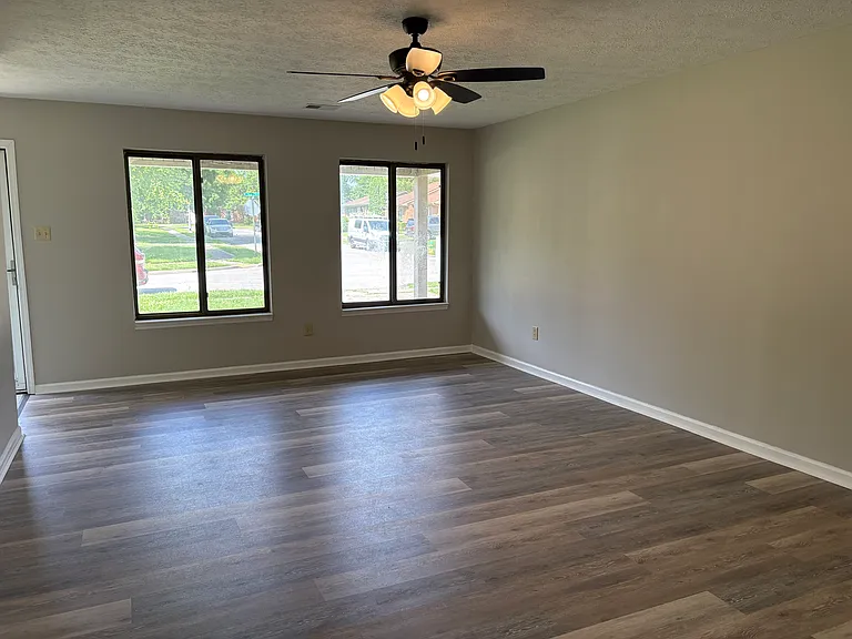 1516 Meadowview Dr — Photo 4