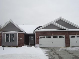 5742 Charlie Chase Ln, Bettendorf, IA 52722