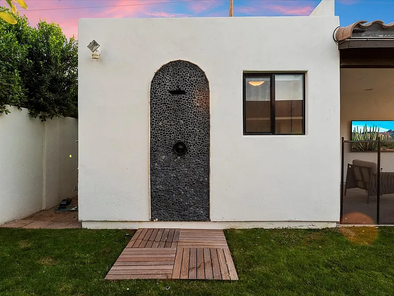 3827 E Hazelwood St — Photo 32