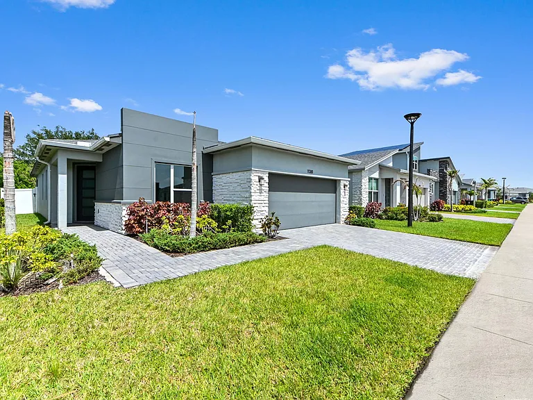 11381 SW Lyra Dr — Photo 2