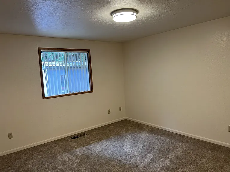 1370 Boone Rd S — Photo 10