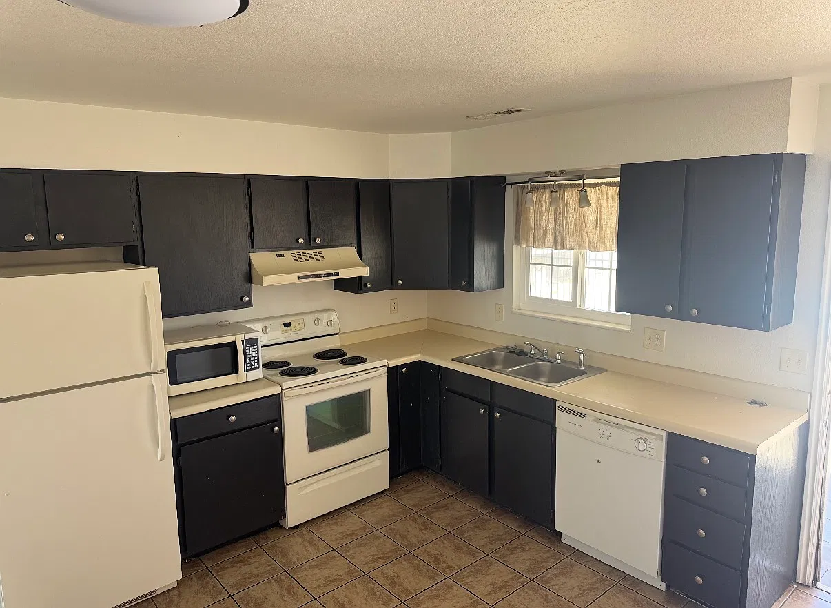 3 bed, 1001 sqft, $1,650 — Photo 1
