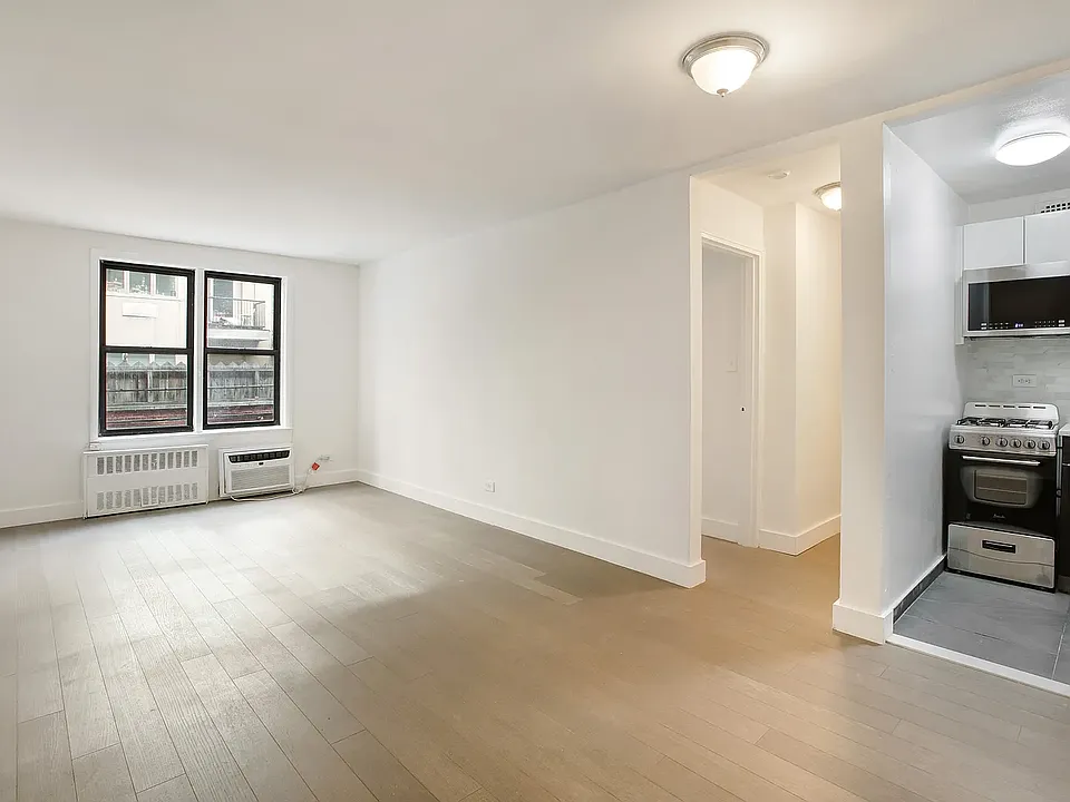 315 E 21st St #4C