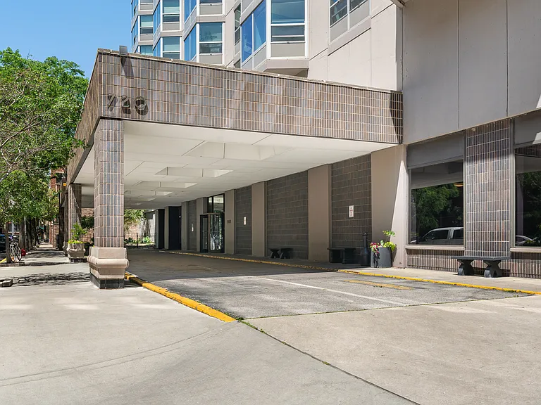 720 W Gordon Ter #23R — Photo 2