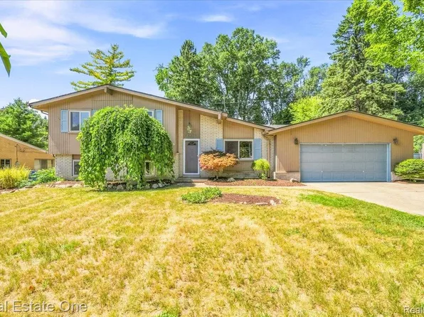 4805 Whitlow Blvd, Commerce Township, MI 48382