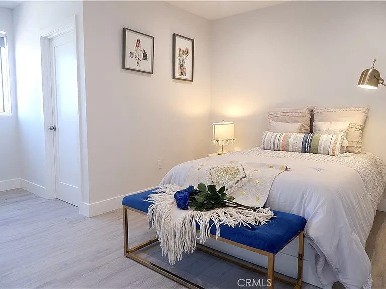 1410 W 37th Pl — Photo 2