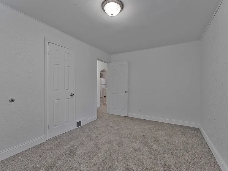 1539 Weston Ave — Photo 16