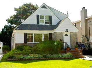 98 Stuart St, Lynbrook, NY 11563