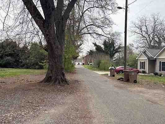 5th image of 512 Roberts St
