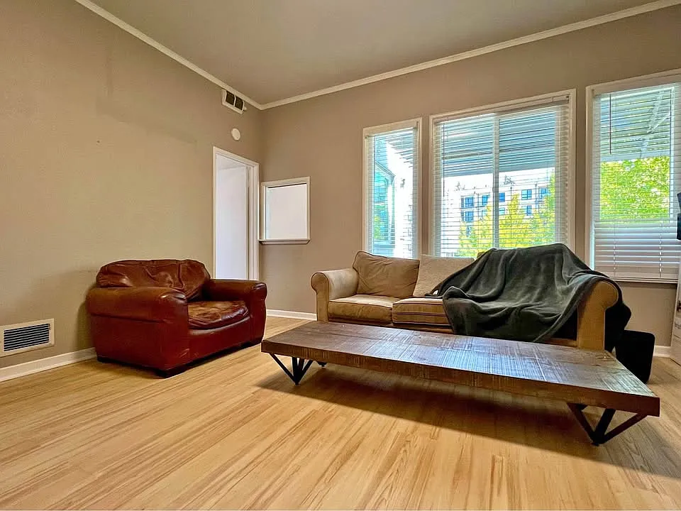 2832 Summit St — Photo 2