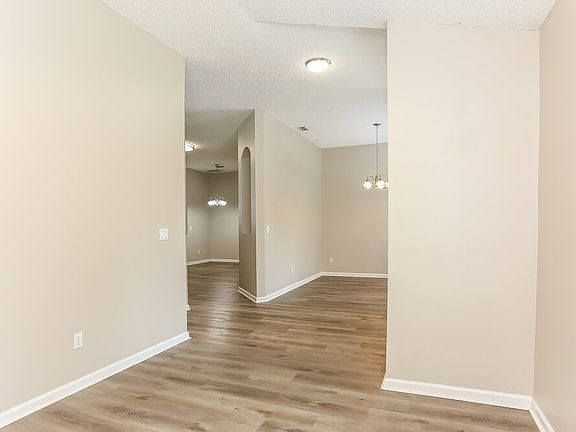 4th image of 2995 Thorncrest Dr