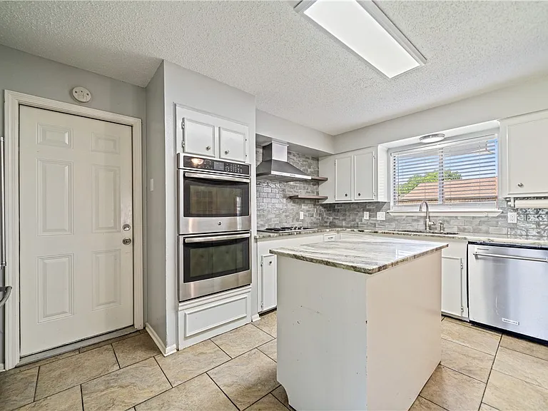 2445 Cricket Hollow St — Photo 10
