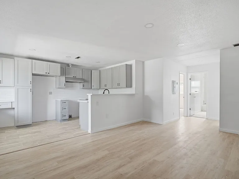 115 N San Remo Ave #7 — Photo 1