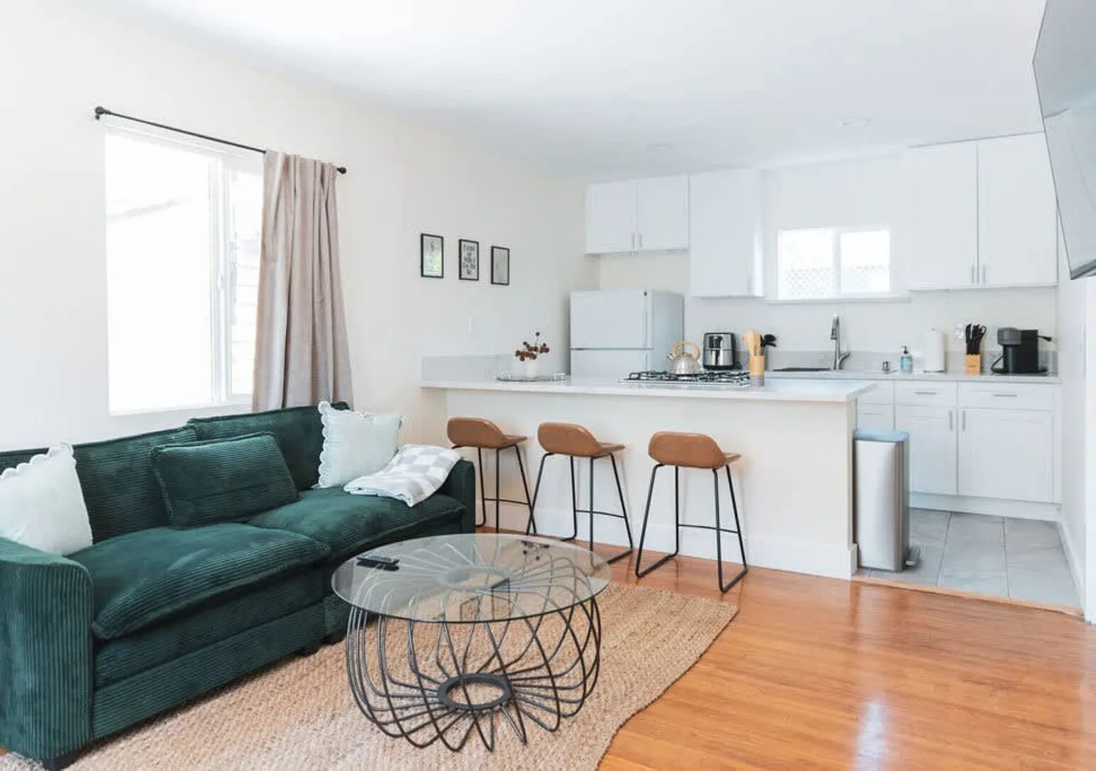 Stylish East Hollywood Apartment: Walk to Art & Theatre! — Photo 1