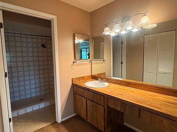 5th image of 5359 Vineland Rd #2