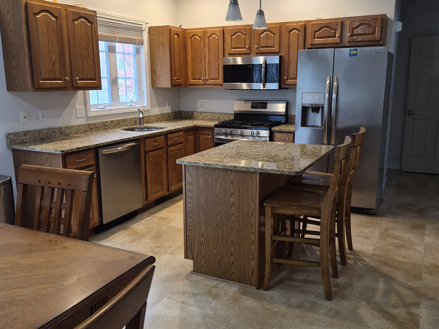 2 bed, 1.5 bath, 1600 sqft, $3,200 — Photo 3