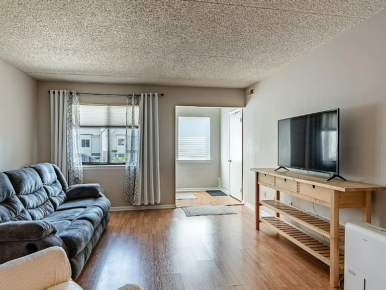 306 Summit House — Photo 4