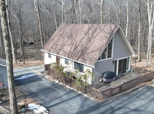 102 Portage Ln, Hawley, PA 18428