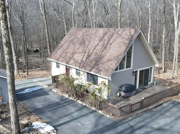 102 Portage Ln, Hawley, PA 18428