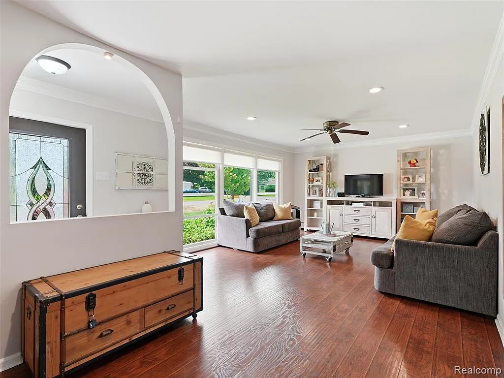 4 bed, 2.0 bath, 1739 sqft, $3,000 — Photo 2