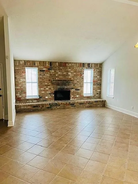 4 bed, 2.0 bath, 1898 sqft, $1,950 — Photo 2