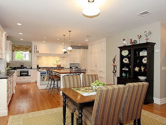 Kitchen & Breakfast Area