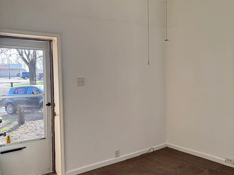323 Kretschmer Ave — Photo 4