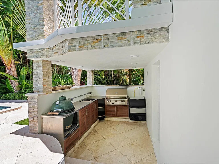 2307 N Riverside Dr — Photo 22