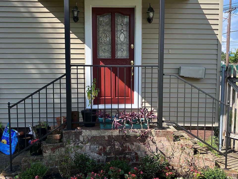 Front entry from yard