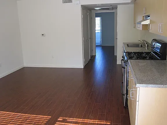 1 bed, 570 sqft, $2,100 — Photo 2