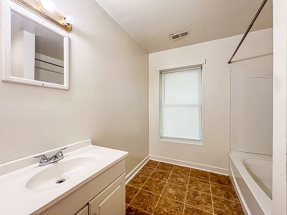 5th image of 922 Wilcox St
